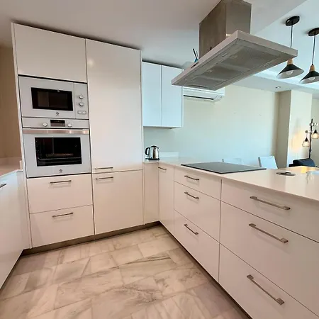 Marina View Escape - 2 Bedrooms *