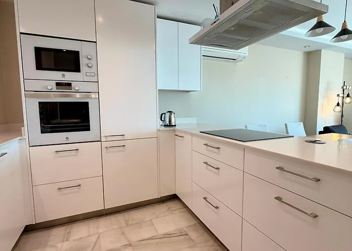 Marina View Escape - 2 Bedrooms *